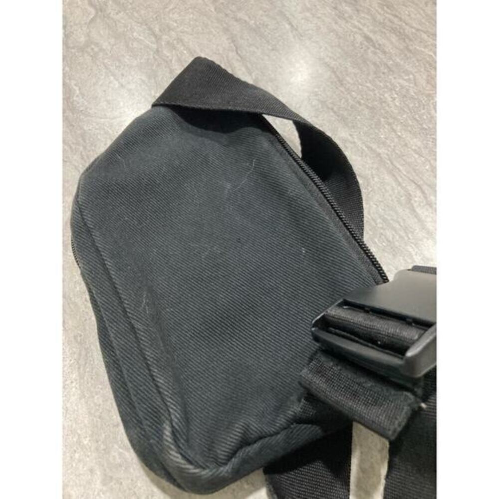 Reebok Classics Unisex Black Crossbody Sling Bag Adjustable Strap Zip Closure - Picture 2 of 11